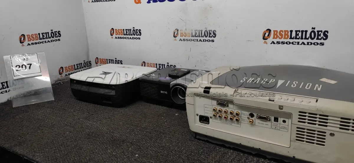 LOTE 207 - 03 PROJETOR DE MARCAS E MODELOS DIVERSOS. (NO ESTADO) ATENÇÃO! FAZER A VISITAÇÃO ANTES DE ARREMATAR, NÃO SABEMOS SE FUNCIONA. LEILÃO NÃO TEM GARANTIA E NEM DEVOLUÇÃO, SUJEITO A POSSÍVEIS AVARIAS VISÍVEIS/OCULTAS E/OU AUSÊNCIA DE COMPONENTES.