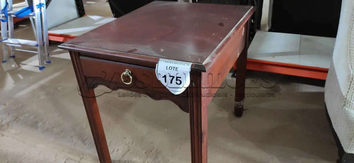 LOTE 175 - 01 MESA LATERAL. (NO ESTADO EM QUE SE ENCONTRA. SUJEITO A AVARIAS OCULTAS/VISÍVEIS.) AV9845M