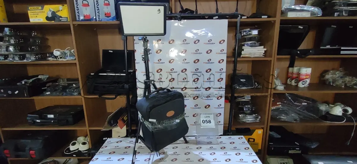 LOTE 058 - 02 MICROFONES DE ESTÚDIO MARCA SHURE E 01 LUMINÁRIA LED COM TRIPÉ. (NO ESTADO) ATENÇÃO! FAZER A VISITAÇÃO ANTES DE ARREMATAR, NÃO SABEMOS SE FUNCIONA. LEILÃO NÃO TEM GARANTIA E NEM DEVOLUÇÃO, SUJEITO A POSSÍVEIS AVARIAS VISÍVEIS/OCULTAS E/OU AUSÊNCIA DE COMPONENTES.
