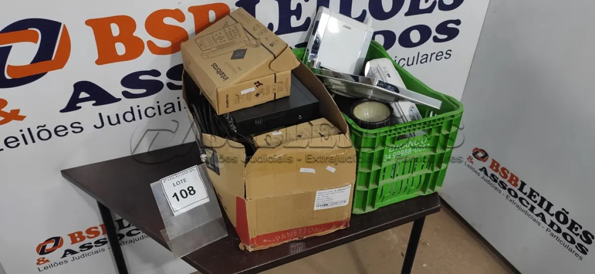 LOTE 108 - 01 LOTE COM VÁRIOS APARELHOS TELEFÔNICOS  MARCA INTELBRAS, VÁRIOS SELETORES MANUAL VGA PARA RETIRADA DE PEÇAS, 01 LUMINÁRIA, 01 ROLO DE CABO COAXIAL, VARIOS APARELHOS DVR PARA RETIRADA DE PEÇAS E MATERIAS  DIVERSOS. (NO ESTADO) ATENÇÃO! FAZER A VISITAÇÃO ANTES DE ARREMATAR, NÃO SABEMOS SE FUNCIONA. LEILÃO NÃO TEM GARANTIA E NEM DEVOLUÇÃO, SUJEITO A POSSÍVEIS AVARIAS VISÍVEIS/OCULTAS E/OU AUSÊNCIA DE COMPONENTES.