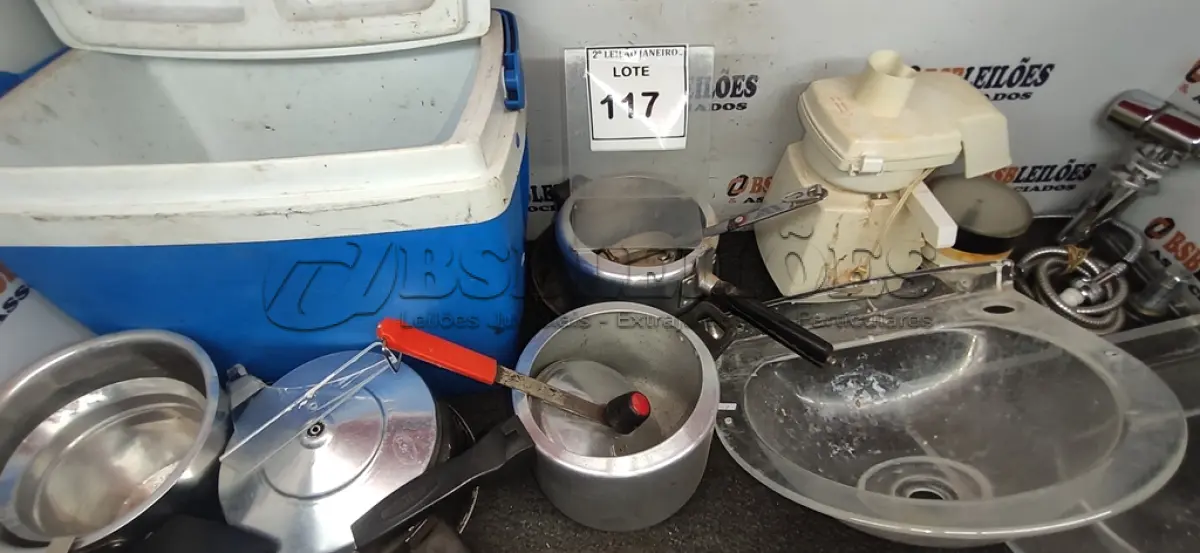 LOTE 117 - 01 CAIXA TÉRMICA, VÁRIAS PANELAS E UTENSÍLIOS DE COZINHA DIVERSOS. (NO ESTADO) ATENÇÃO! FAZER A VISITAÇÃO ANTES DE ARREMATAR, NÃO SABEMOS SE FUNCIONA, LEILÃO NÃO TEM GARANTIA E NEM DEVOLUÇÃO, SUJEITO A POSSÍVEIS AVARIAS VISÍVEIS/OCULTAS E/OU AUSÊNCIA DE COMPONENTES.