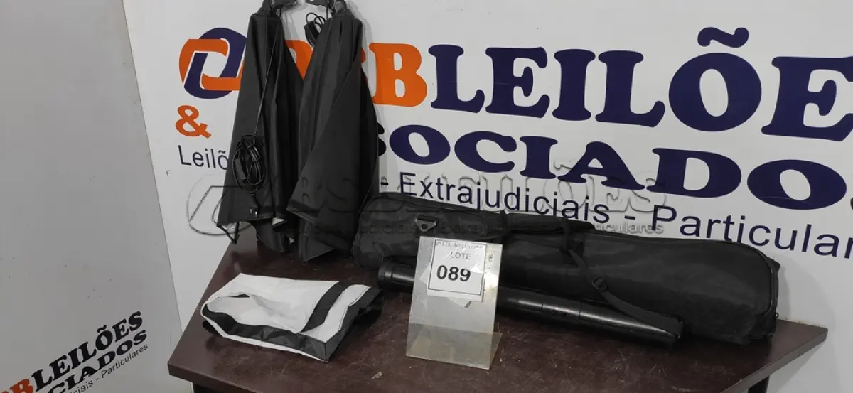 LOTE 089 - 02 SOFTBOX COM BOLSA E 01 MICROFONE DE CAPTAÇÃO DE ÁUDIO COM CABO. (NO ESTADO) ATENÇÃO! FAZER A VISITAÇÃO ANTES DE ARREMATAR, NÃO SABEMOS SE FUNCIONA. LEILÃO NÃO TEM GARANTIA E NEM DEVOLUÇÃO, SUJEITO A POSSÍVEIS AVARIAS VISÍVEIS/OCULTAS E/OU AUSÊNCIA DE COMPONENTES.
