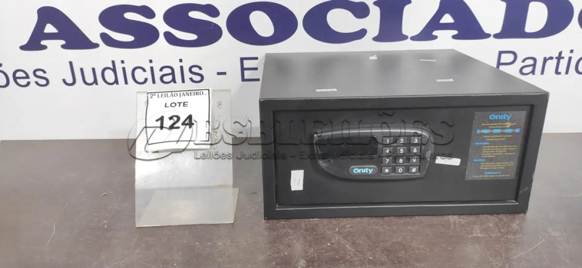 LOTE 124 - 01 COFRE DIGITAL. (NO ESTADO) ATENÇÃO! FAZER A VISITAÇÃO ANTES DE ARREMATAR, NÃO SABEMOS SE FUNCIONA. LEILÃO NÃO TEM GARANTIA E NEM DEVOLUÇÃO, SUJEITO A POSSÍVEIS AVARIAS VISÍVEIS/OCULTAS E/OU AUSÊNCIA DE COMPONENTES.