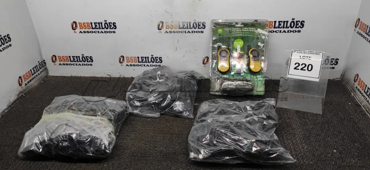 LOTE 220 - 01 KIT DE RÁDIO COMUNICADORES MARCA MOTOROLA E GRANDE QUANTIDADE DE CABOS E MOUSES DE PC. (NO ESTADO) ATENÇÃO! FAZER A VISITAÇÃO ANTES DE ARREMATAR, NÃO SABEMOS SE FUNCIONA. LEILÃO NÃO TEM GARANTIA E NEM DEVOLUÇÃO, SUJEITO A POSSÍVEIS AVARIAS VISÍVEIS/OCULTAS E/OU AUSÊNCIA DE COMPONENTES.