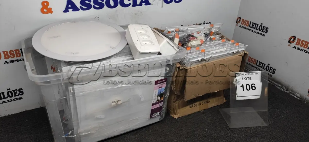 LOTE 106 - 01 LOTE COM VÁRIAS LUMINÁRIAS. (NO ESTADO) ATENÇÃO! FAZER A VISITAÇÃO ANTES DE ARREMATAR, NÃO SABEMOS SE FUNCIONA. LEILÃO NÃO TEM GARANTIA E NEM DEVOLUÇÃO, SUJEITO A POSSÍVEIS AVARIAS VISÍVEIS/OCULTAS E/OU AUSÊNCIA DE COMPONENTES.