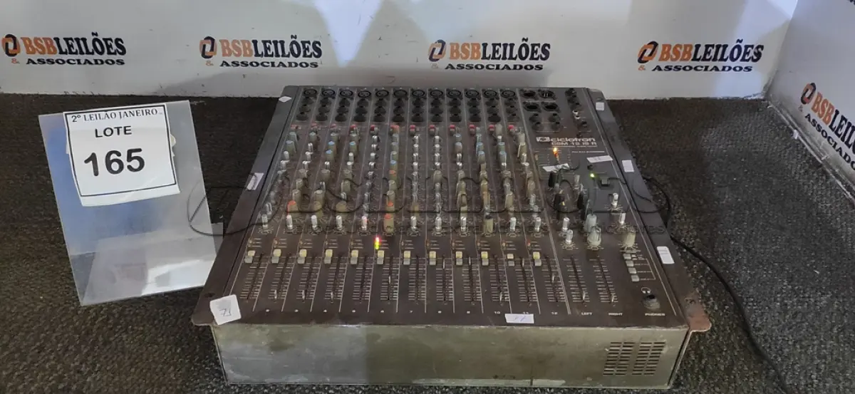 LOTE 165 - 01 MESA DE SOM MARCA CICLOTRON. (NO ESTADO) ATENÇÃO! FAZER A VISITAÇÃO ANTES DE ARREMATAR, NÃO SABEMOS SE FUNCIONA. LEILÃO NÃO TEM GARANTIA E NEM DEVOLUÇÃO, SUJEITO A POSSÍVEIS AVARIAS VISÍVEIS/OCULTAS E/OU AUSÊNCIA DE COMPONENTES.