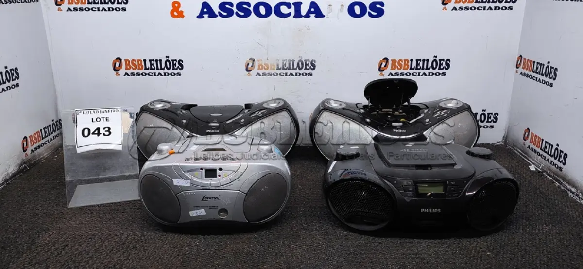 LOTE 043 - 05 APARELHOS DE SOM PORTÁTEIS MARCAS E MODELOS DIVERSOS. (NO ESTADO) ATENÇÃO! FAZER A VISITAÇÃO ANTES DE ARREMATAR, NÃO SABEMOS SE FUNCIONA. LEILÃO NÃO TEM GARANTIA E NEM DEVOLUÇÃO, SUJEITO A POSSÍVEIS AVARIAS VISÍVEIS/OCULTAS E/OU AUSÊNCIA DE COMPONENTES.