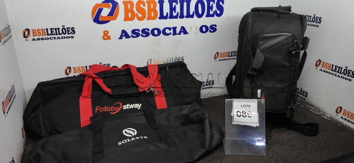 LOTE 086 - 03 BOLSAS PARA EQUIPAMENTOS FOTOGRÁFICOS MARCA FOTOBE STWAY.  (NO ESTADO) ATENÇÃO! FAZER A VISITAÇÃO ANTES DE ARREMATAR, NÃO SABEMOS SE FUNCIONA. LEILÃO NÃO TEM GARANTIA E NEM DEVOLUÇÃO, SUJEITO A POSSÍVEIS AVARIAS VISÍVEIS/OCULTAS E/OU AUSÊNCIA DE COMPONENTES.