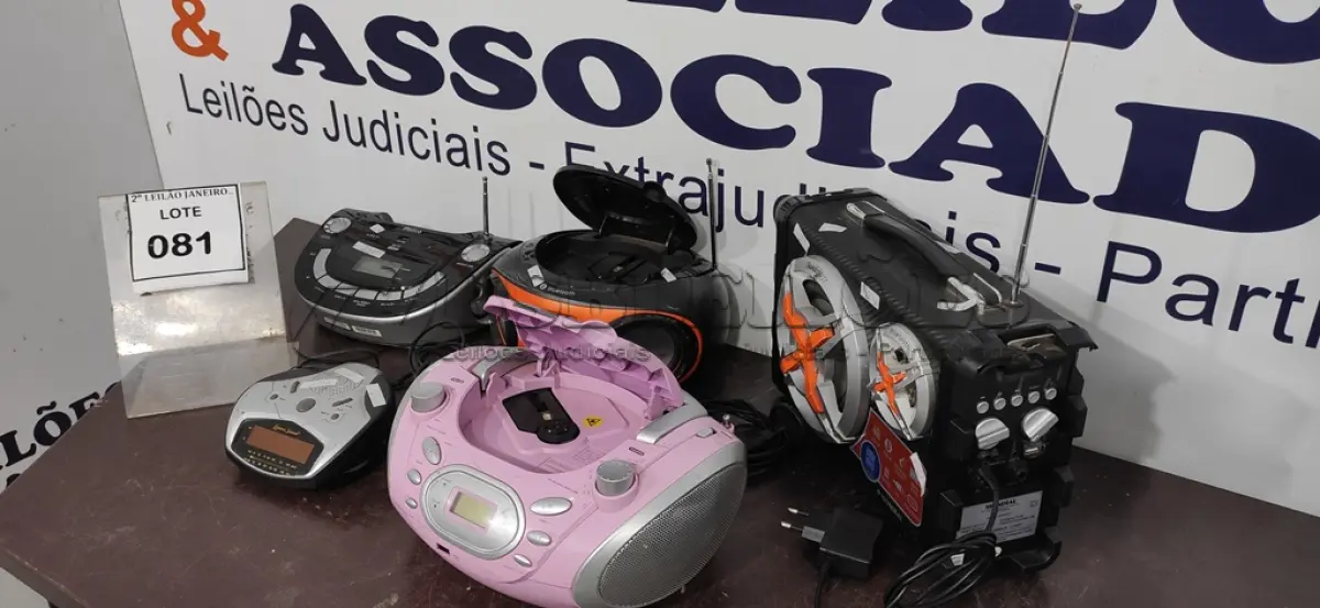 LOTE 081 - 03 APARELHOS DE SOM PORTÁTEIS, 01 RADIO DESPERTADOR E 01 CAIXA DE SOM MARCA MONDIAL. (NO ESTADO) ATENÇÃO! FAZER A VISITAÇÃO ANTES DE ARREMATAR, NÃO SABEMOS SE FUNCIONA. LEILÃO NÃO TEM GARANTIA E NEM DEVOLUÇÃO, SUJEITO A POSSÍVEIS AVARIAS VISÍVEIS/OCULTAS E/OU AUSÊNCIA DE COMPONENTES.