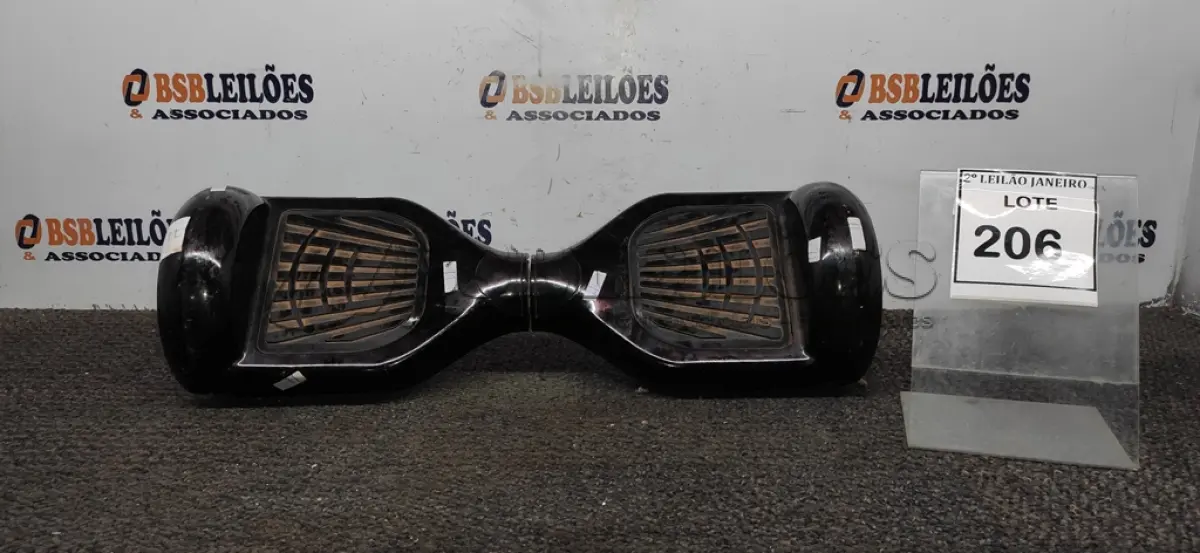 LOTE 206 - 01 HOVERBOARD NA COR PRETA. (NO ESTADO) ATENÇÃO! FAZER A VISITAÇÃO ANTES DE ARREMATAR, NÃO SABEMOS SE FUNCIONA. LEILÃO NÃO TEM GARANTIA E NEM DEVOLUÇÃO, SUJEITO A POSSÍVEIS AVARIAS VISÍVEIS/OCULTAS E/OU AUSÊNCIA DE COMPONENTES.