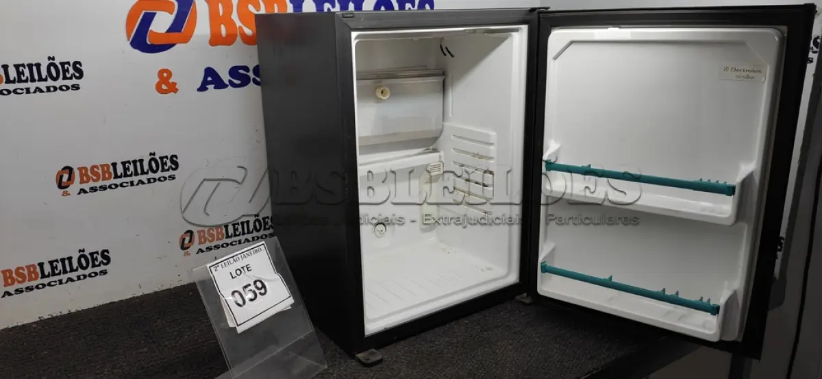 LOTE 059 - 01 MINIBAR MARCA ELECTROLUX. (NO ESTADO) ATENÇÃO! FAZER A VISITAÇÃO ANTES DE ARREMATAR, NÃO SABEMOS SE FUNCIONA. LEILÃO NÃO TEM GARANTIA E NEM DEVOLUÇÃO, SUJEITO A POSSÍVEIS AVARIAS VISÍVEIS/OCULTAS E/OU AUSÊNCIA DE COMPONENTES.