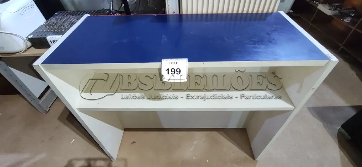 LOTE 199 - 01 BALCÃO COM 01 COMPARTIMENTO EM MADEIRA NA COR BRANCO COM AZUL. (NO ESTADO) ATENÇÃO! FAZER A VISITAÇÃO ANTES DE ARREMATAR, NÃO SABEMOS SE FUNCIONA. LEILÃO NÃO TEM GARANTIA E NEM DEVOLUÇÃO, SUJEITO A POSSÍVEIS AVARIAS VISÍVEIS/OCULTAS E/OU AUSÊNCIA DE COMPONENTES.