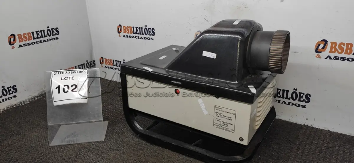 LOTE 102 - 01 PROJETOR MODELO ANTIGO MARCA GRAFOSCOPE. (NO ESTADO) ATENÇÃO! FAZER A VISITAÇÃO ANTES DE ARREMATAR, NÃO SABEMOS SE FUNCIONA. LEILÃO NÃO TEM GARANTIA E NEM DEVOLUÇÃO, SUJEITO A POSSÍVEIS AVARIAS VISÍVEIS/OCULTAS E/OU AUSÊNCIA DE COMPONENTES.