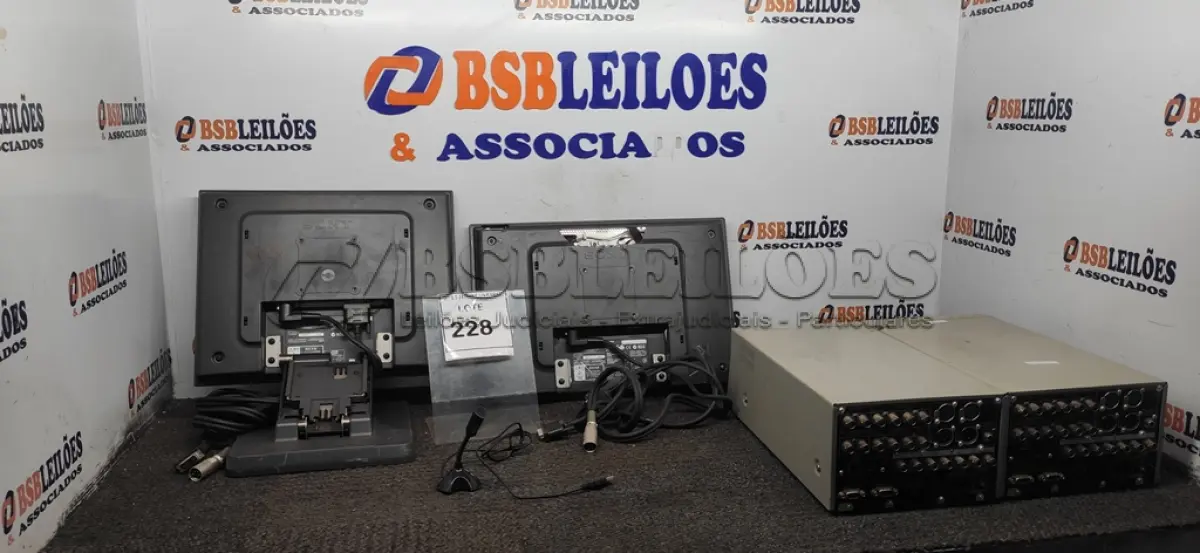 LOTE 228 - 02 GRAVADORES DE DISCO DE VÍDEO DVCAM MODELO DSR-DR1000A MARCA SONY  E 02 MONITORES PROFISSIONAIS  MARCA SONY. (NO ESTADO) ATENÇÃO! FAZER A VISITAÇÃO ANTES DE ARREMATAR, NÃO SABEMOS SE FUNCIONA. LEILÃO NÃO TEM GARANTIA E NEM DEVOLUÇÃO, SUJEITO A POSSÍVEIS AVARIAS VISÍVEIS/OCULTAS E/OU AUSÊNCIA DE COMPONENTES.