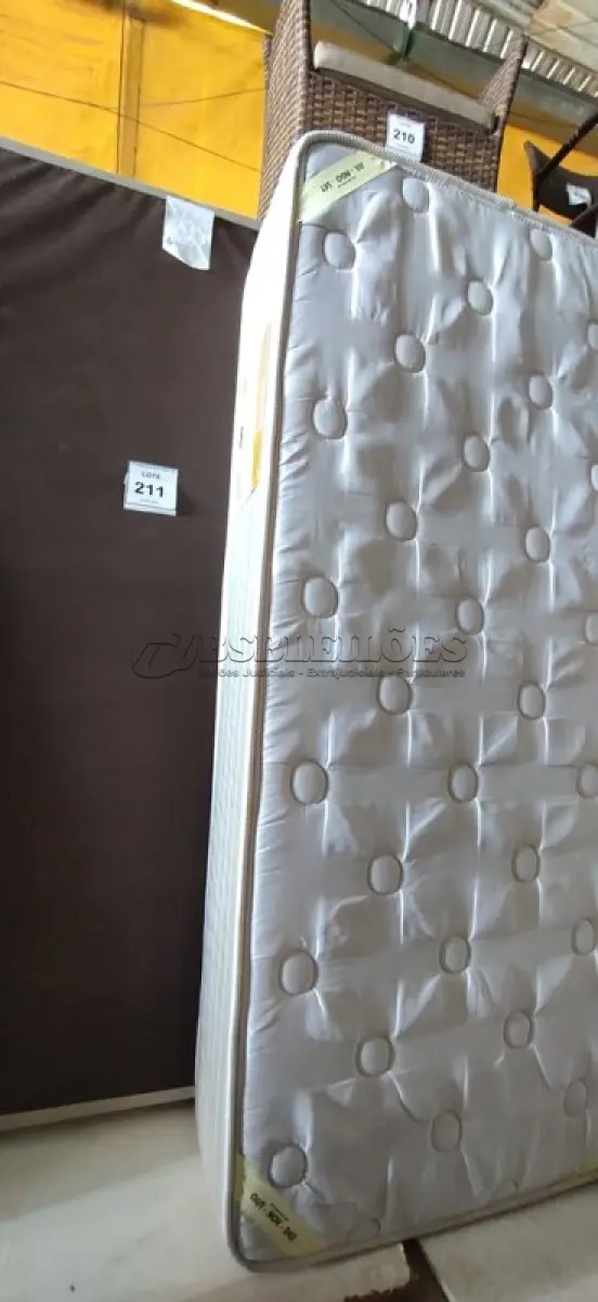 LOTE 211 - 01 COLCHÃO DE SOLTEIRO COM BASE 1,88CM X 88CM. (NO ESTADO EM QUE SE ENCONTRA. SUJEITO A AVARIAS OCULTAS/VISÍVEIS.) BJ7457B
