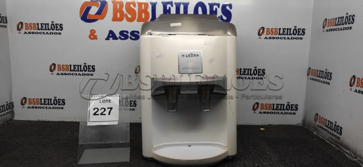 LOTE 227 - 01 PURIFICADOR DE ÁGUA MARCA LATINA. (NO ESTADO) ATENÇÃO! FAZER A VISITAÇÃO ANTES DE ARREMATAR, NÃO SABEMOS SE FUNCIONA. LEILÃO NÃO TEM GARANTIA E NEM DEVOLUÇÃO, SUJEITO A POSSÍVEIS AVARIAS VISÍVEIS/OCULTAS E/OU AUSÊNCIA DE COMPONENTES.