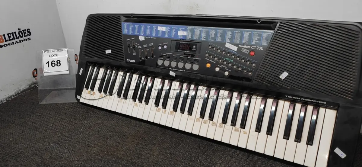 LOTE 168 - 01 TECLADO MODELO TONE BANK CT-700 MARCA CASIO. (NO ESTADO) ATENÇÃO! FAZER A VISITAÇÃO ANTES DE ARREMATAR, NÃO SABEMOS SE FUNCIONA. LEILÃO NÃO TEM GARANTIA E NEM DEVOLUÇÃO, SUJEITO A POSSÍVEIS AVARIAS VISÍVEIS/OCULTAS E/OU AUSÊNCIA DE COMPONENTES.