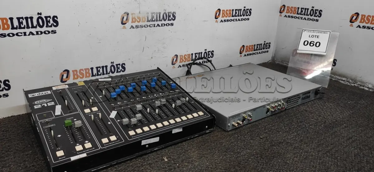 LOTE 060 - 01 APARELHO DE DVD MARCA PHILIPS E 01 MESADE MIXAGEM MODELO OM 212 MARCA DITEL. (NO ESTADO) ATENÇÃO! FAZER A VISITAÇÃO ANTES DE ARREMATAR, NÃO SABEMOS SE FUNCIONA. LEILÃO NÃO TEM GARANTIA E NEM DEVOLUÇÃO, SUJEITO A POSSÍVEIS AVARIAS VISÍVEIS/OCULTAS E/OU AUSÊNCIA DE COMPONENTES.