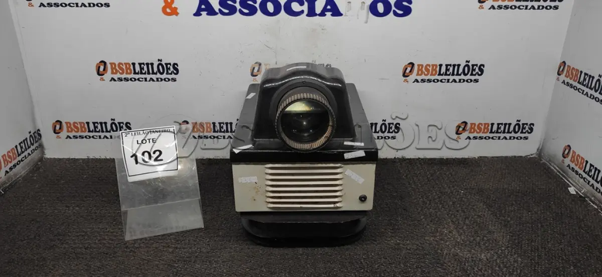 LOTE 102 - 01 PROJETOR MODELO ANTIGO MARCA GRAFOSCOPE. (NO ESTADO) ATENÇÃO! FAZER A VISITAÇÃO ANTES DE ARREMATAR, NÃO SABEMOS SE FUNCIONA. LEILÃO NÃO TEM GARANTIA E NEM DEVOLUÇÃO, SUJEITO A POSSÍVEIS AVARIAS VISÍVEIS/OCULTAS E/OU AUSÊNCIA DE COMPONENTES.