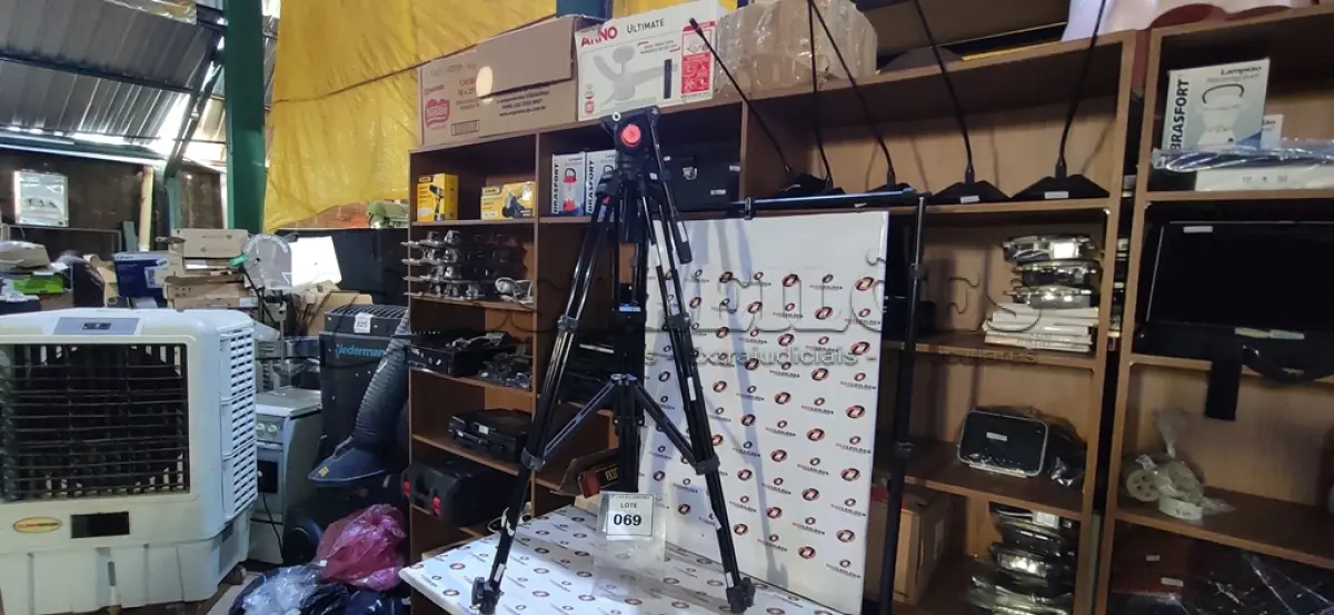 LOTE 069 - 01 TRIPÉ PARA FILMADORA PROFISSIONAL. (NO ESTADO) ATENÇÃO! FAZER A VISITAÇÃO ANTES DE ARREMATAR, NÃO SABEMOS SE FUNCIONA. LEILÃO NÃO TEM GARANTIA E NEM DEVOLUÇÃO, SUJEITO A POSSÍVEIS AVARIAS VISÍVEIS/OCULTAS E/OU AUSÊNCIA DE COMPONENTES.