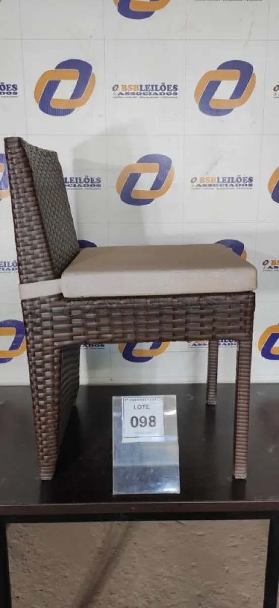 LOTE 098 - 01 CADEIRA DE JARDIM. (NO ESTADO EM QUE SE ENCONTRA. SUJEITO A AVARIAS OCULTAS/VISÍVEIS.) BH1643D
