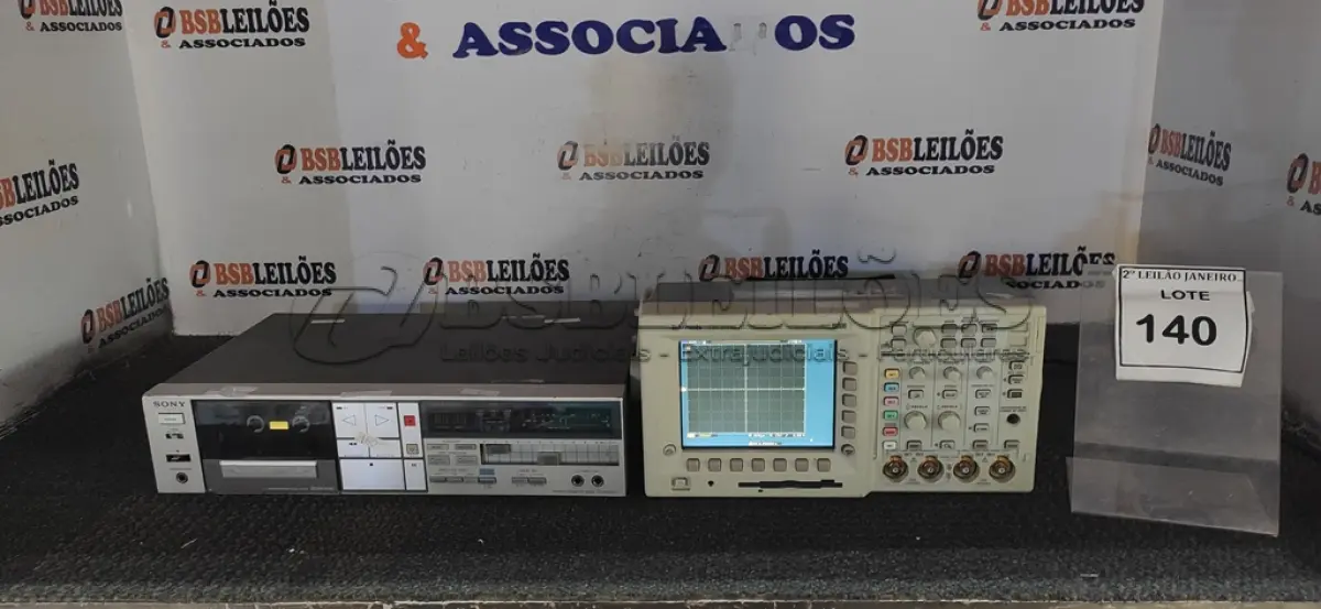 LOTE 140 - 01 TAPE DECK MARCA SONY E 01 OSCILOSCÓPIO DIGITAL MARCA TEKTRONIX. (NO ESTADO) ATENÇÃO! FAZER A VISITAÇÃO ANTES DE ARREMATAR, NÃO SABEMOS SE FUNCIONA. LEILÃO NÃO TEM GARANTIA E NEM DEVOLUÇÃO, SUJEITO A POSSÍVEIS AVARIAS VISÍVEIS/OCULTAS E/OU AUSÊNCIA DE COMPONENTES.