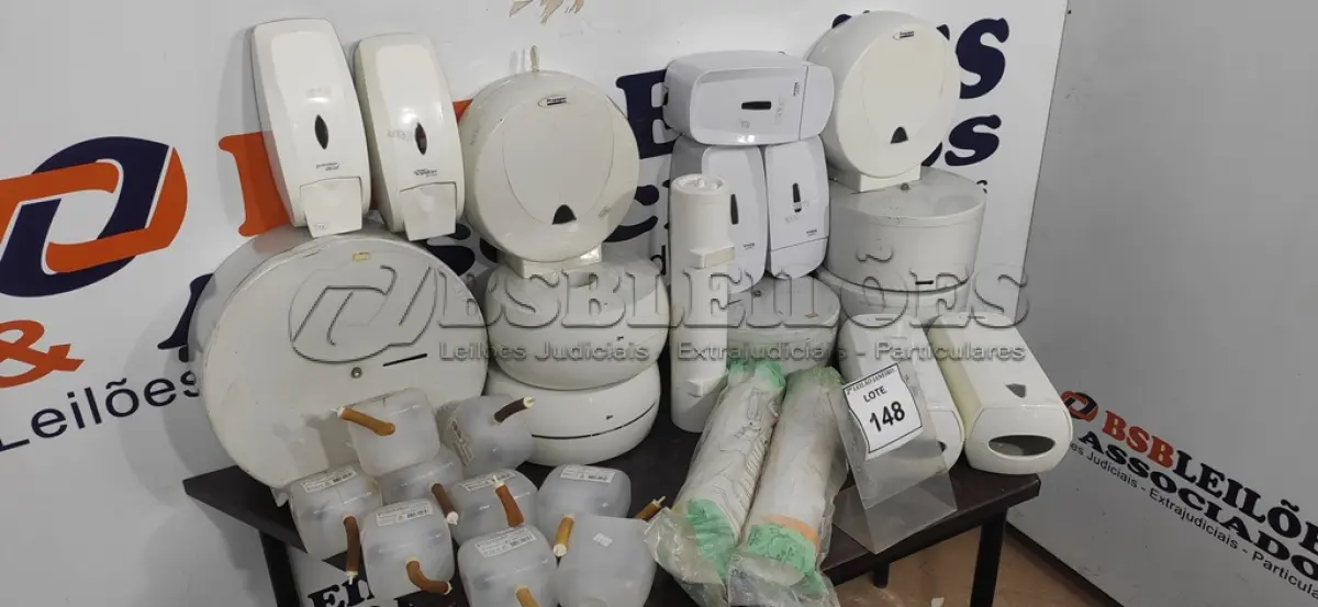 LOTE 148 - 01 LOTE COM VÁRIOS DISPENSES DE PAPEL E DE ÁLCOOL EM GEL. (NO ESTADO) ATENÇÃO! FAZER A VISITAÇÃO ANTES DE ARREMATAR, NÃO SABEMOS SE FUNCIONA. LEILÃO NÃO TEM GARANTIA E NEM DEVOLUÇÃO, SUJEITO A POSSÍVEIS AVARIAS VISÍVEIS/OCULTAS E/OU AUSÊNCIA DE COMPONENTES.