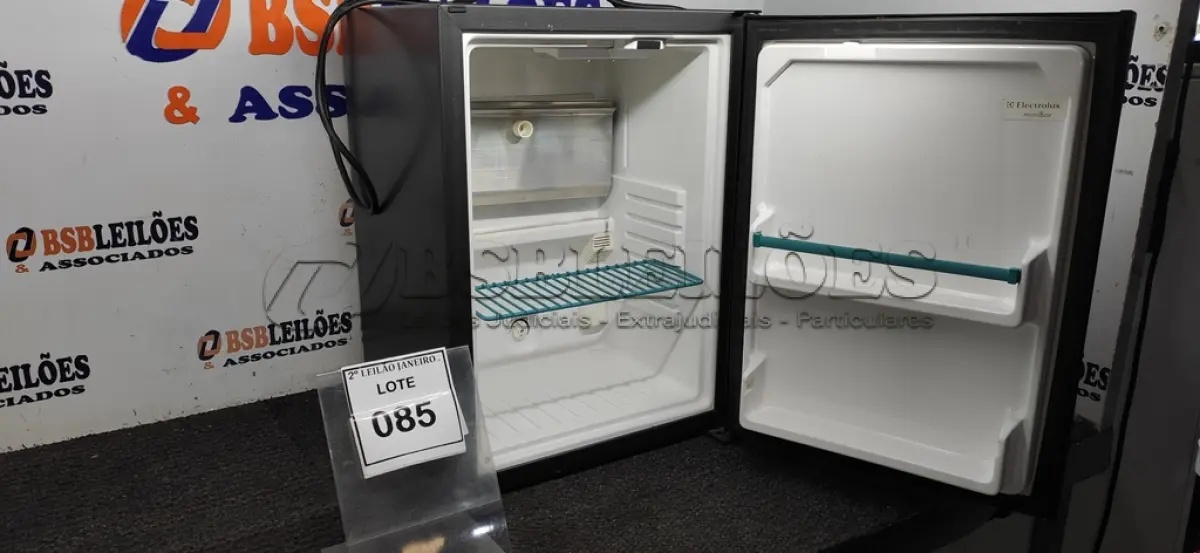 LOTE 085 - 01 MINIBAR MARCA ELECTROLUX. (NO ESTADO) ATENÇÃO! FAZER A VISITAÇÃO ANTES DE ARREMATAR, NÃO SABEMOS SE FUNCIONA. LEILÃO NÃO TEM GARANTIA E NEM DEVOLUÇÃO, SUJEITO A POSSÍVEIS AVARIAS VISÍVEIS/OCULTAS E/OU AUSÊNCIA DE COMPONENTES.