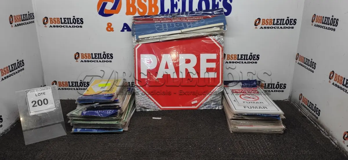 LOTE 200 - 01 LOTE COM GRANDE QUANTIDADE DE PLACAS DE SINALIZAÇÃO. (NO ESTADO) ATENÇÃO! FAZER A VISITAÇÃO ANTES DE ARREMATAR, NÃO SABEMOS SE FUNCIONA. LEILÃO NÃO TEM GARANTIA E NEM DEVOLUÇÃO, SUJEITO A POSSÍVEIS AVARIAS VISÍVEIS/OCULTAS E/OU AUSÊNCIA DE COMPONENTES.