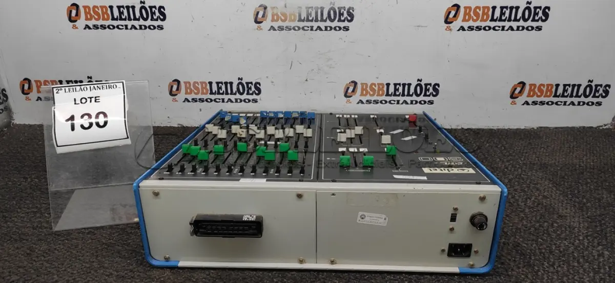 LOTE 130 - 01 MESA DE SOM MODELO OM 300 MARCA DITEL. (NO ESTADO) ATENÇÃO! FAZER A VISITAÇÃO ANTES DE ARREMATAR, NÃO SABEMOS SE FUNCIONA. LEILÃO NÃO TEM GARANTIA E NEM DEVOLUÇÃO, SUJEITO A POSSÍVEIS AVARIAS VISÍVEIS/OCULTAS E/OU AUSÊNCIA DE COMPONENTES.