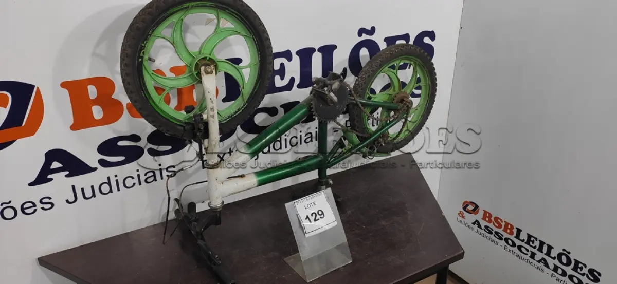 LOTE 129 - 01 BICICLETA INFANTIL. (NO ESTADO) ATENÇÃO! FAZER A VISITAÇÃO ANTES DE ARREMATAR, NÃO SABEMOS SE FUNCIONA. LEILÃO NÃO TEM GARANTIA E NEM DEVOLUÇÃO, SUJEITO A POSSÍVEIS AVARIAS VISÍVEIS/OCULTAS E/OU AUSÊNCIA DE COMPONENTES.