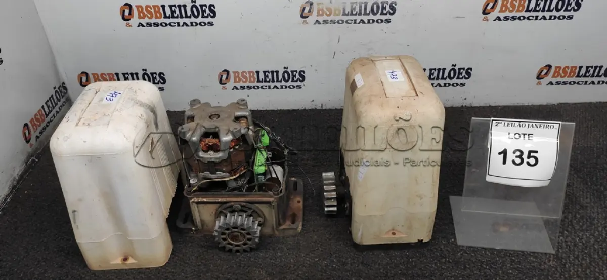 LOTE 135 - 02 MOTORES DE PORTÃO ELÉTRICOS. (NO ESTADO) ATENÇÃO! FAZER A VISITAÇÃO ANTES DE ARREMATAR, NÃO SABEMOS SE FUNCIONA. LEILÃO NÃO TEM GARANTIA E NEM DEVOLUÇÃO, SUJEITO A POSSÍVEIS AVARIAS VISÍVEIS/OCULTAS E/OU AUSÊNCIA DE COMPONENTES.