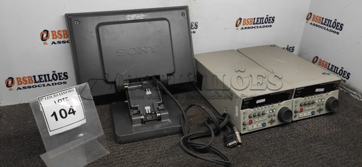 LOTE 104 - 02 GRAVADORES DE DISCO DE VIDEO DVCAM MODELO DSR-DR1000A MARCA SONY  E 01 MONITOR PROFISSIONAL MARCA SONY. (NO ESTADO) ATENÇÃO! FAZER A VISITAÇÃO ANTES DE ARREMATAR, NÃO SABEMOS SE FUNCIONA. LEILÃO NÃO TEM GARANTIA E NEM DEVOLUÇÃO, SUJEITO A POSSÍVEIS AVARIAS VISÍVEIS/OCULTAS E/OU AUSÊNCIA DE COMPONENTES.