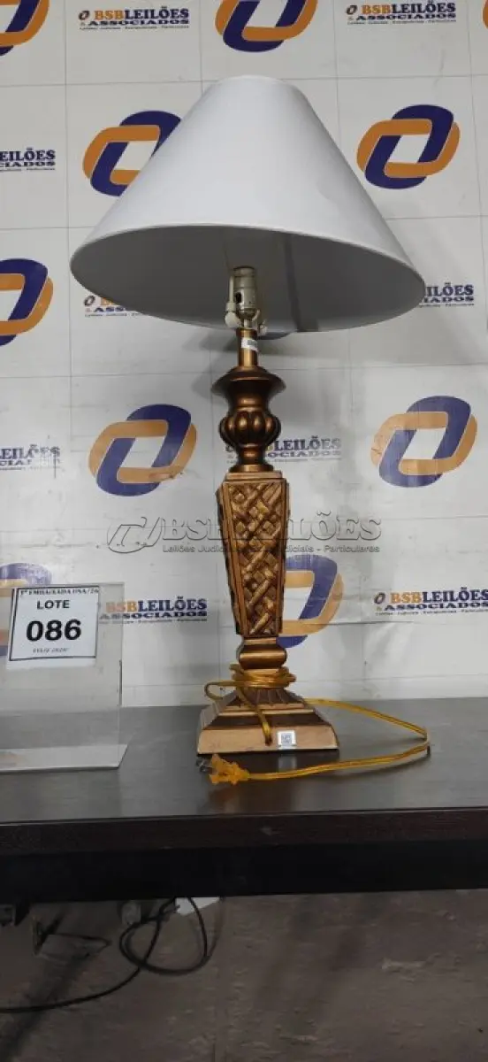 LOTE 086 - 01 ABAJUR. (NO ESTADO EM QUE SE ENCONTRA. SUJEITO A AVARIAS OCULTAS/VISÍVEIS.) AV9392J