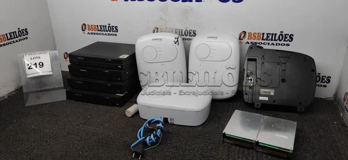 LOTE 219 - 01 RELÓGIO DE PONTO, 04 DVRS PARA RETIRADA DE PEÇAS, 03 CENTRAIS ELÉTRICAS E 02 FONTES CHAVEADAS. (NO ESTADO) ATENÇÃO! FAZER A VISITAÇÃO ANTES DE ARREMATAR, NÃO SABEMOS SE FUNCIONA. LEILÃO NÃO TEM GARANTIA E NEM DEVOLUÇÃO, SUJEITO A POSSÍVEIS AVARIAS VISÍVEIS/OCULTAS E/OU AUSÊNCIA DE COMPONENTES.