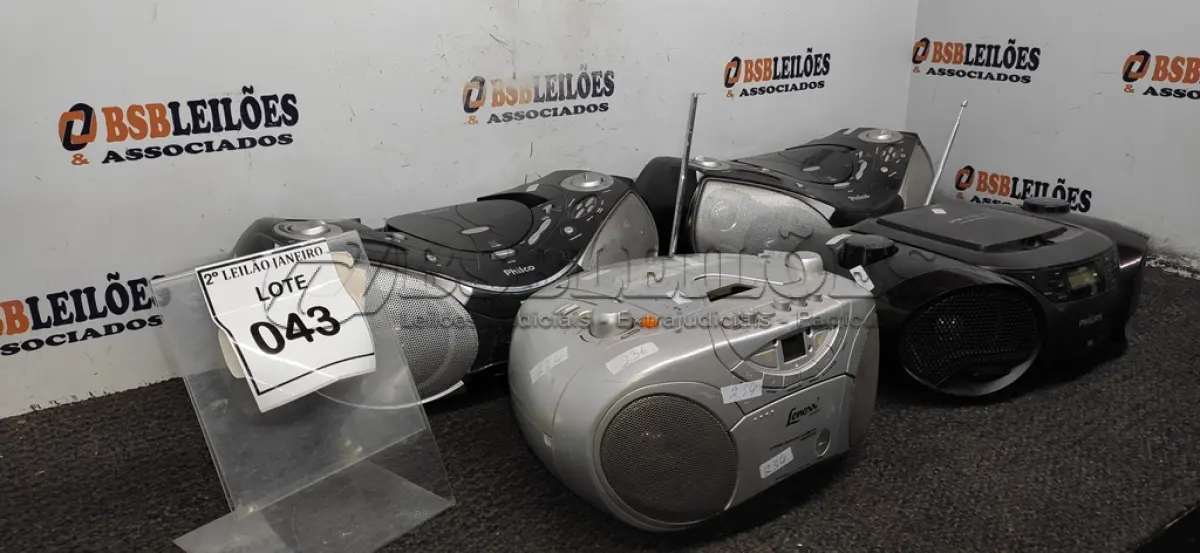 LOTE 043 - 05 APARELHOS DE SOM PORTÁTEIS MARCAS E MODELOS DIVERSOS. (NO ESTADO) ATENÇÃO! FAZER A VISITAÇÃO ANTES DE ARREMATAR, NÃO SABEMOS SE FUNCIONA. LEILÃO NÃO TEM GARANTIA E NEM DEVOLUÇÃO, SUJEITO A POSSÍVEIS AVARIAS VISÍVEIS/OCULTAS E/OU AUSÊNCIA DE COMPONENTES.