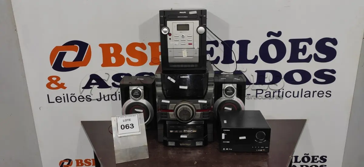 LOTE 063 - 03 MINI SYSTEMS DE MARCAS E MODELOS DIVERSOS  E 02 CAIXAS. (NO ESTADO) ATENÇÃO! FAZER A VISITAÇÃO ANTES DE ARREMATAR, NÃO SABEMOS SE FUNCIONA. LEILÃO NÃO TEM GARANTIA E NEM DEVOLUÇÃO, SUJEITO A POSSÍVEIS AVARIAS VISÍVEIS/OCULTAS E/OU AUSÊNCIA DE COMPONENTES.