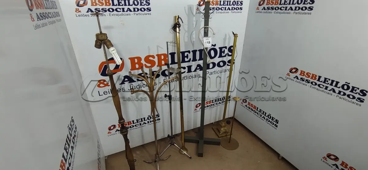 LOTE 118 - 03 LUMINÁRIAS DECORATIVAS, 01 CASTIÇAL DECORATIVO, 01 SUPORTE PARA PARTITURAS E 01 CABIDEIRO. (NO ESTADO) ATENÇÃO! FAZER A VISITAÇÃO ANTES DE ARREMATAR, NÃO SABEMOS SE FUNCIONA. LEILÃO NÃO TEM GARANTIA E NEM DEVOLUÇÃO, SUJEITO A POSSÍVEIS AVARIAS VISÍVEIS/OCULTAS E/OU AUSÊNCIA DE COMPONENTES.