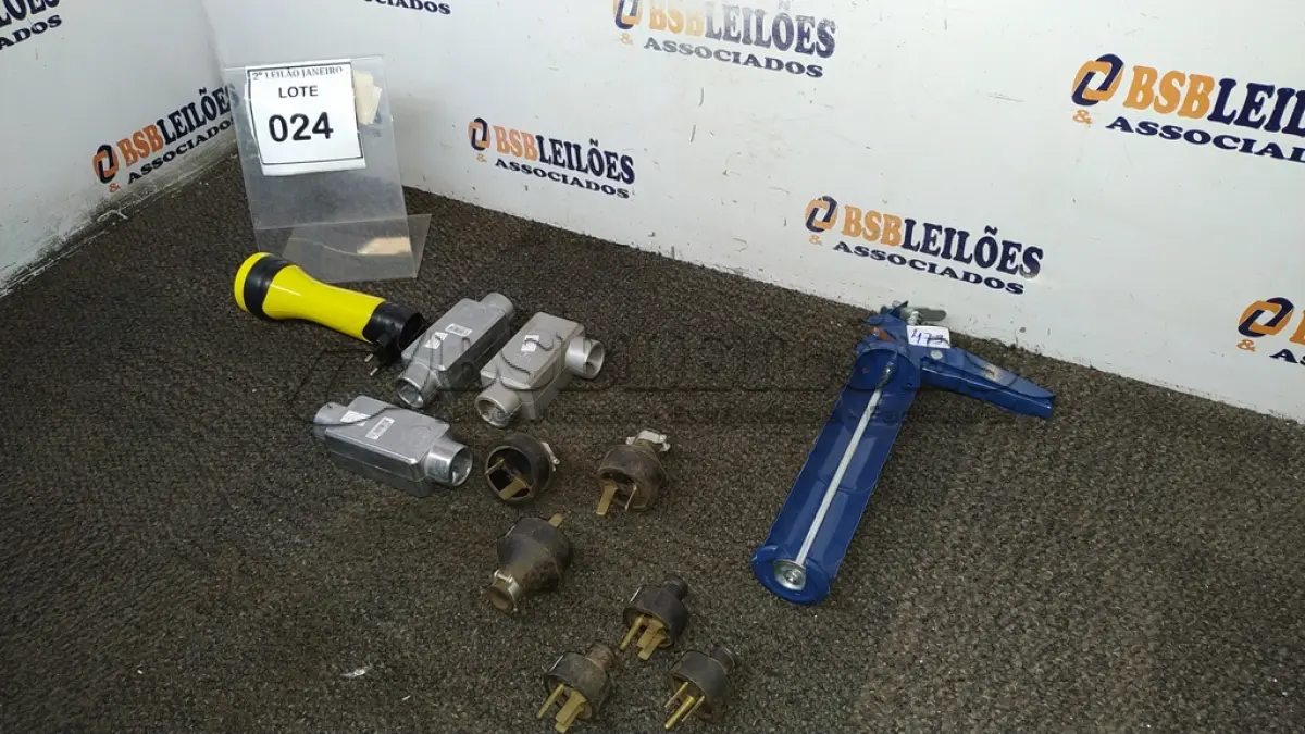 LOTE 024 - 03 CONDUITES DE METAL, 01 LANTERNA RECARREGÁVEL E 01 APLICADOR DE SILICONE. (NO ESTADO) ATENÇÃO! FAZER A VISITAÇÃO ANTES DE ARREMATAR, NÃO SABEMOS SE FUNCIONA. LEILÃO NÃO TEM GARANTIA E NEM DEVOLUÇÃO, SUJEITO A POSSÍVEIS AVARIAS VISÍVEIS/OCULTAS E/OU AUSÊNCIA DE COMPONENTES.