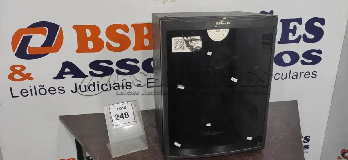 LOTE 248 - 01 FRIGOBAR MARCA DOMETIC. (NO ESTADO) ATENÇÃO! FAZER A VISITAÇÃO ANTES DE ARREMATAR, NÃO SABEMOS SE FUNCIONA, LEILÃO NÃO TEM GARANTIA E NEM DEVOLUÇÃO, SUJEITO A POSSÍVEIS AVARIAS VISÍVEIS/OCULTAS E/OU AUSÊNCIA DE COMPONENTES.