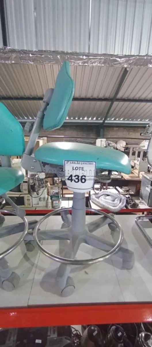 LOTE 436 - 01 CADEIRA MOCHO GIRATÓRIA. (NO ESTADO) ATENÇÃO! FAZER A VISITAÇÃO ANTES DE ARREMATAR, NÃO SABEMOS SE FUNCIONA, LEILÃO NÃO TEM GARANTIA E NEM DEVOLUÇÃO, SUJEITO A POSSÍVEIS AVARIAS VISÍVEIS/OCULTAS E/OU AUSÊNCIA DE COMPONENTES.