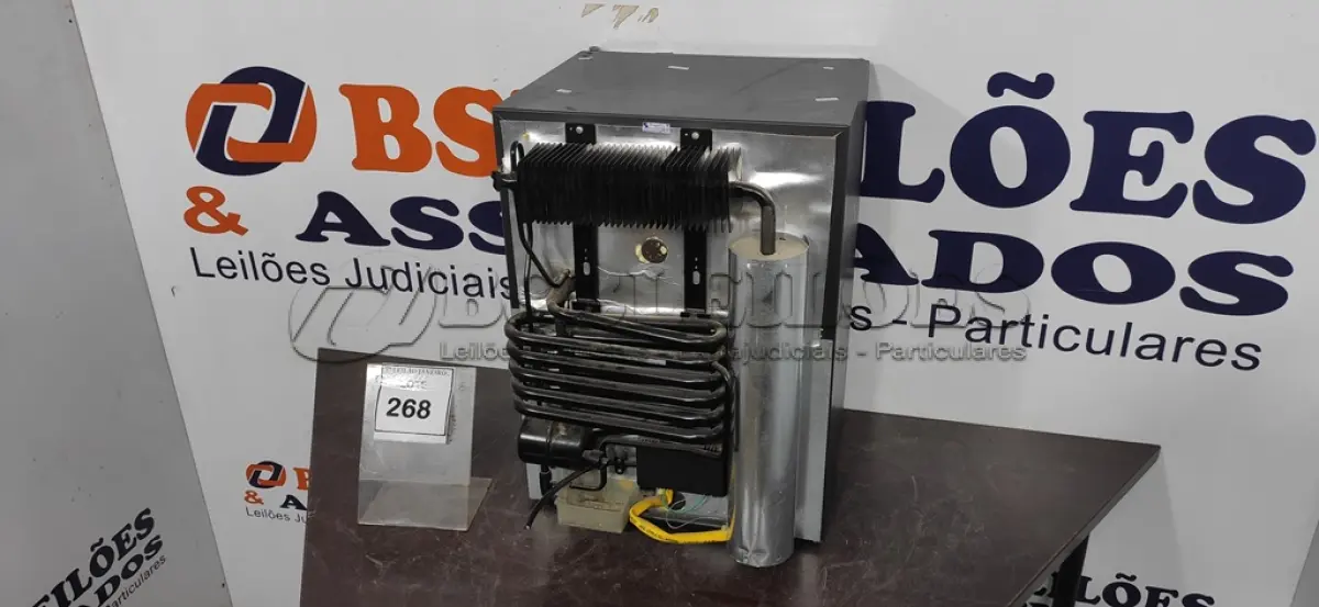 LOTE 268 - 01 MINIBAR MARCA ELECTROLUX. (NO ESTADO) ATENÇÃO! FAZER A VISITAÇÃO ANTES DE ARREMATAR, NÃO SABEMOS SE FUNCIONA. LEILÃO NÃO TEM GARANTIA E NEM DEVOLUÇÃO, SUJEITO A POSSÍVEIS AVARIAS VISÍVEIS/OCULTAS E/OU AUSÊNCIA DE COMPONENTES.