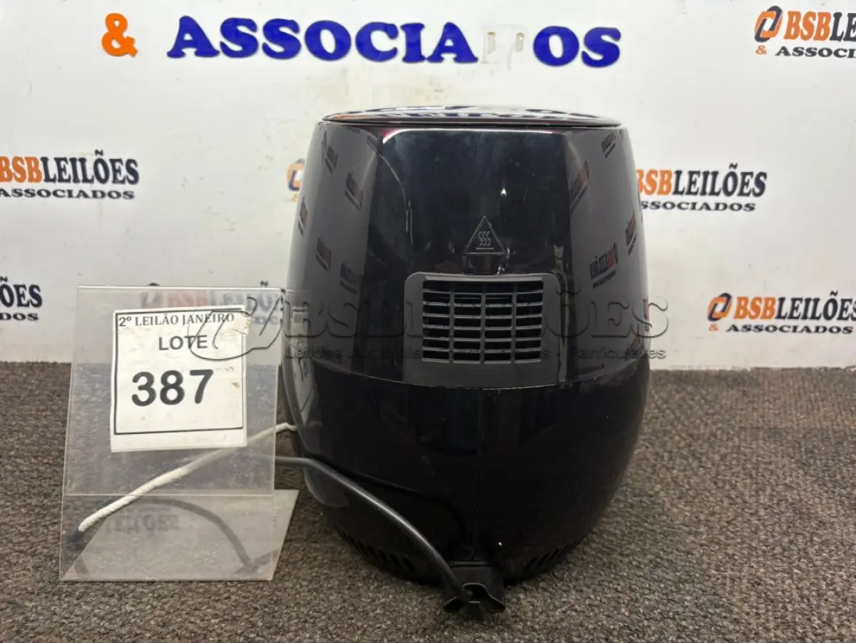 LOTE 387 - 01 AIR FRYER MARCA BLACK DECKER. (NO ESTADO) ATENÇÃO! FAZER A VISITAÇÃO ANTES DE ARREMATAR, NÃO SABEMOS SE FUNCIONA. LEILÃO NÃO TEM GARANTIA E NEM DEVOLUÇÃO, SUJEITO A POSSÍVEIS AVARIAS VISÍVEIS/OCULTAS E/OU AUSÊNCIA DE COMPONENTES.