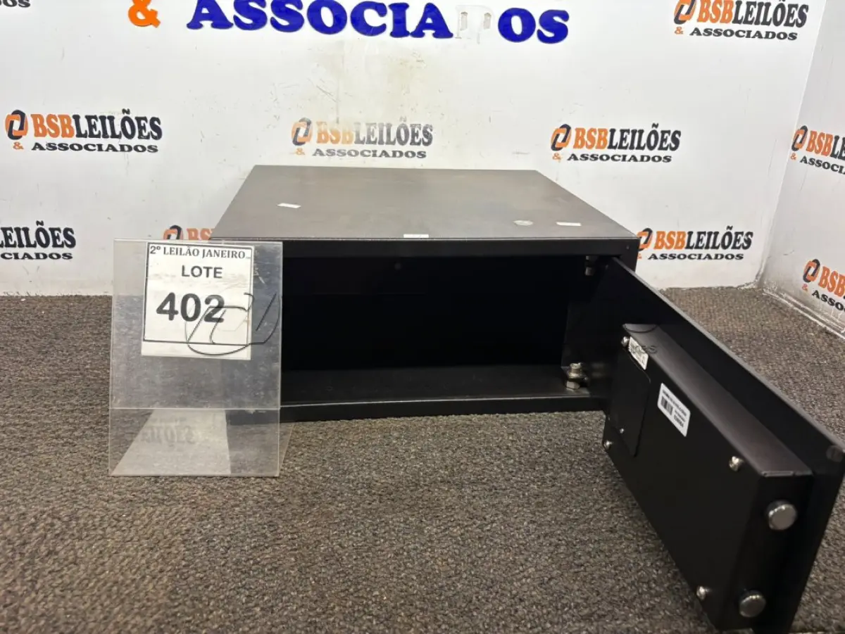 LOTE 402 - 01 COFRE DIGITAL. (NO ESTADO) ATENÇÃO! FAZER A VISITAÇÃO ANTES DE ARREMATAR, NÃO SABEMOS SE FUNCIONA. LEILÃO NÃO TEM GARANTIA E NEM DEVOLUÇÃO, SUJEITO A POSSÍVEIS AVARIAS VISÍVEIS/OCULTAS E/OU AUSÊNCIA DE COMPONENTES.