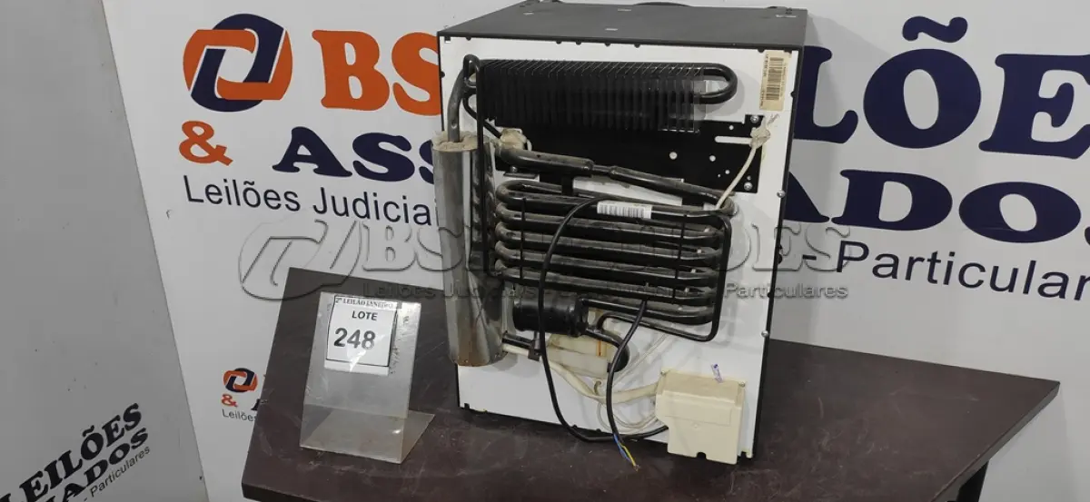 LOTE 248 - 01 FRIGOBAR MARCA DOMETIC. (NO ESTADO) ATENÇÃO! FAZER A VISITAÇÃO ANTES DE ARREMATAR, NÃO SABEMOS SE FUNCIONA, LEILÃO NÃO TEM GARANTIA E NEM DEVOLUÇÃO, SUJEITO A POSSÍVEIS AVARIAS VISÍVEIS/OCULTAS E/OU AUSÊNCIA DE COMPONENTES.