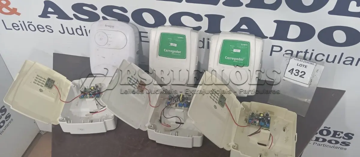 LOTE 432 - 01 CENTRAL ELÉTRICA E 05 CARREGADORES ELETRÔNICOS MARCAS E MODELOS DIVERSOS. (NO ESTADO) ATENÇÃO! FAZER A VISITAÇÃO ANTES DE ARREMATAR, NÃO SABEMOS SE FUNCIONA. LEILÃO NÃO TEM GARANTIA E NEM DEVOLUÇÃO, SUJEITO A POSSÍVEIS AVARIAS VISÍVEIS/OCULTAS E/OU AUSÊNCIA DE COMPONENTES.