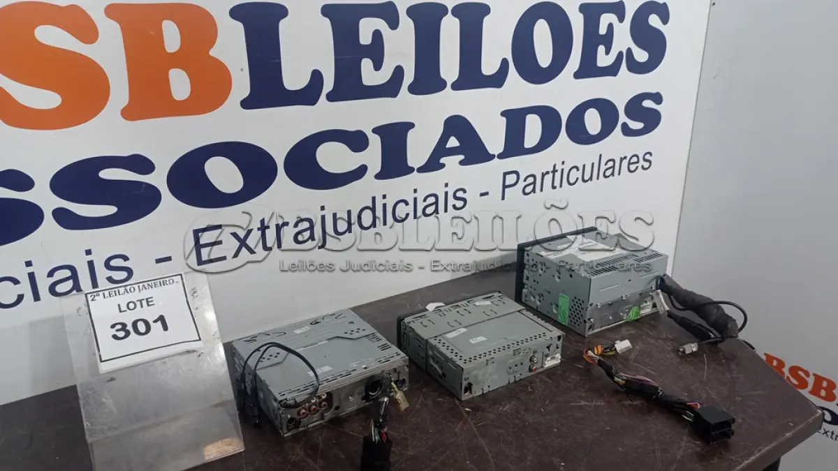 LOTE 301 - 03 APARELHOS DE SOM AUTOMOTIVO DE MARCAS E MODELOS DIVERSOS. (NO ESTADO) ATENÇÃO! FAZER A VISITAÇÃO ANTES DE ARREMATAR, NÃO SABEMOS SE FUNCIONA. LEILÃO NÃO TEM GARANTIA E NEM DEVOLUÇÃO, SUJEITO A POSSÍVEIS AVARIAS VISÍVEIS/OCULTAS E/OU AUSÊNCIA DE COMPONENTES.
