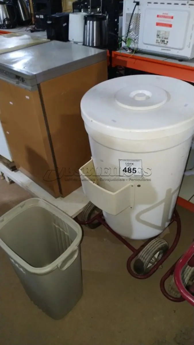 LOTE 485 - 01 CARRINHO COOLER PARA VENDA DE BEBIDAS NA COR BRANCO E 01 LIXEIRA DE PLÁSTICO. (NO ESTADO) ATENÇÃO! FAZER A VISITAÇÃO ANTES DE ARREMATAR, NÃO SABEMOS SE FUNCIONA, LEILÃO NÃO TEM GARANTIA E NEM DEVOLUÇÃO, SUJEITO A POSSÍVEIS AVARIAS VISÍVEIS/OCULTAS E/OU AUSÊNCIA DE COMPONENTES.