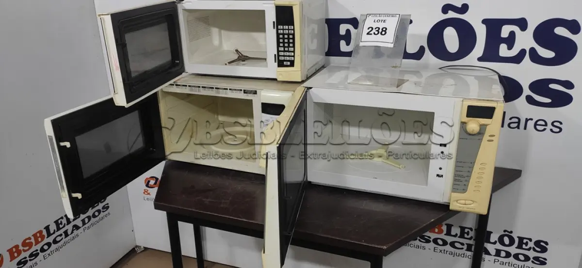LOTE 238 - 03 MICRO-ONDAS DE MARCAS E MODELOS DIVERSOS. (NO ESTADO) ATENÇÃO! FAZER A VISITAÇÃO ANTES DE ARREMATAR, NÃO SABEMOS SE FUNCIONA, LEILÃO NÃO TEM GARANTIA E NEM DEVOLUÇÃO, SUJEITO A POSSÍVEIS AVARIAS VISÍVEIS/OCULTAS E/OU AUSÊNCIA DE COMPONENTES.