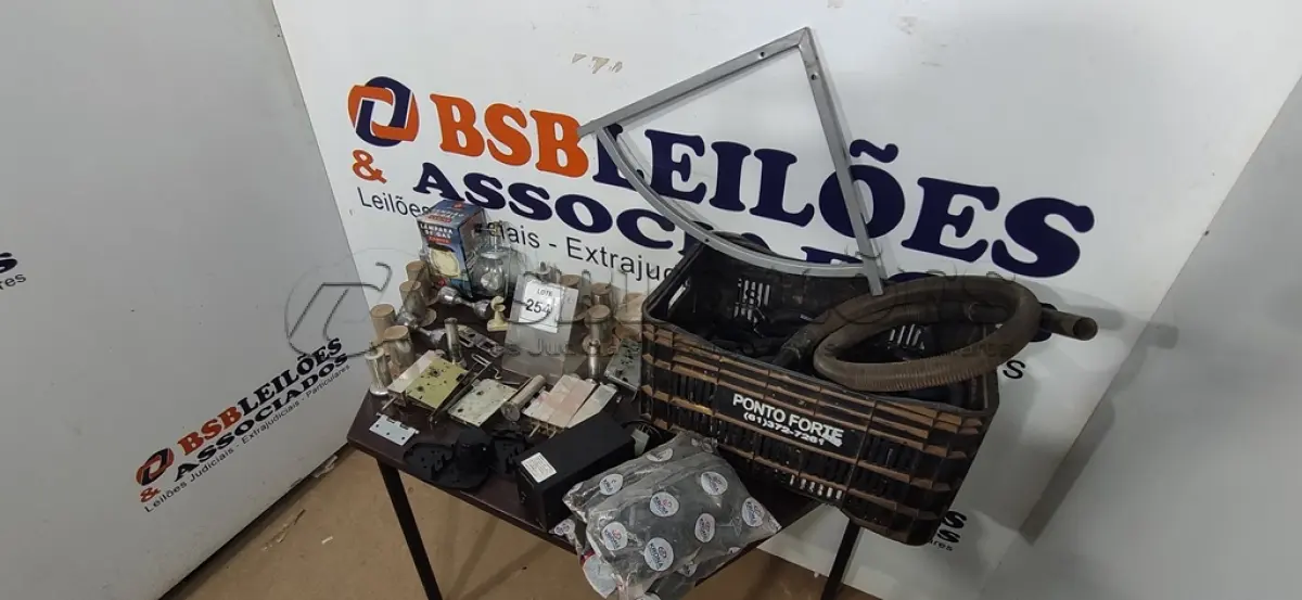 LOTE 254 - 01 LAMPIÃO RECARREGAVÉL, 01 ESTABILIZADOR E GRANDE QUANTIDADE DE CONEXÕES HIDRÁULICAS DE MARCAS E MEDIDAS DIVERSAS E PÉS PARA CAMA DE ROSQUEAR. (NO ESTADO) ATENÇÃO! FAZER A VISITAÇÃO ANTES DE ARREMATAR, NÃO SABEMOS SE FUNCIONA. LEILÃO NÃO TEM GARANTIA E NEM DEVOLUÇÃO, SUJEITO A POSSÍVEIS AVARIAS VISÍVEIS/OCULTAS E/OU AUSÊNCIA DE COMPONENTES.